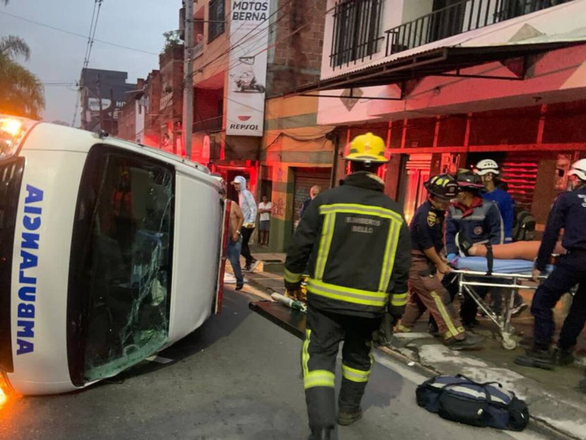 Ambulancia se volcó con paciente a bordo