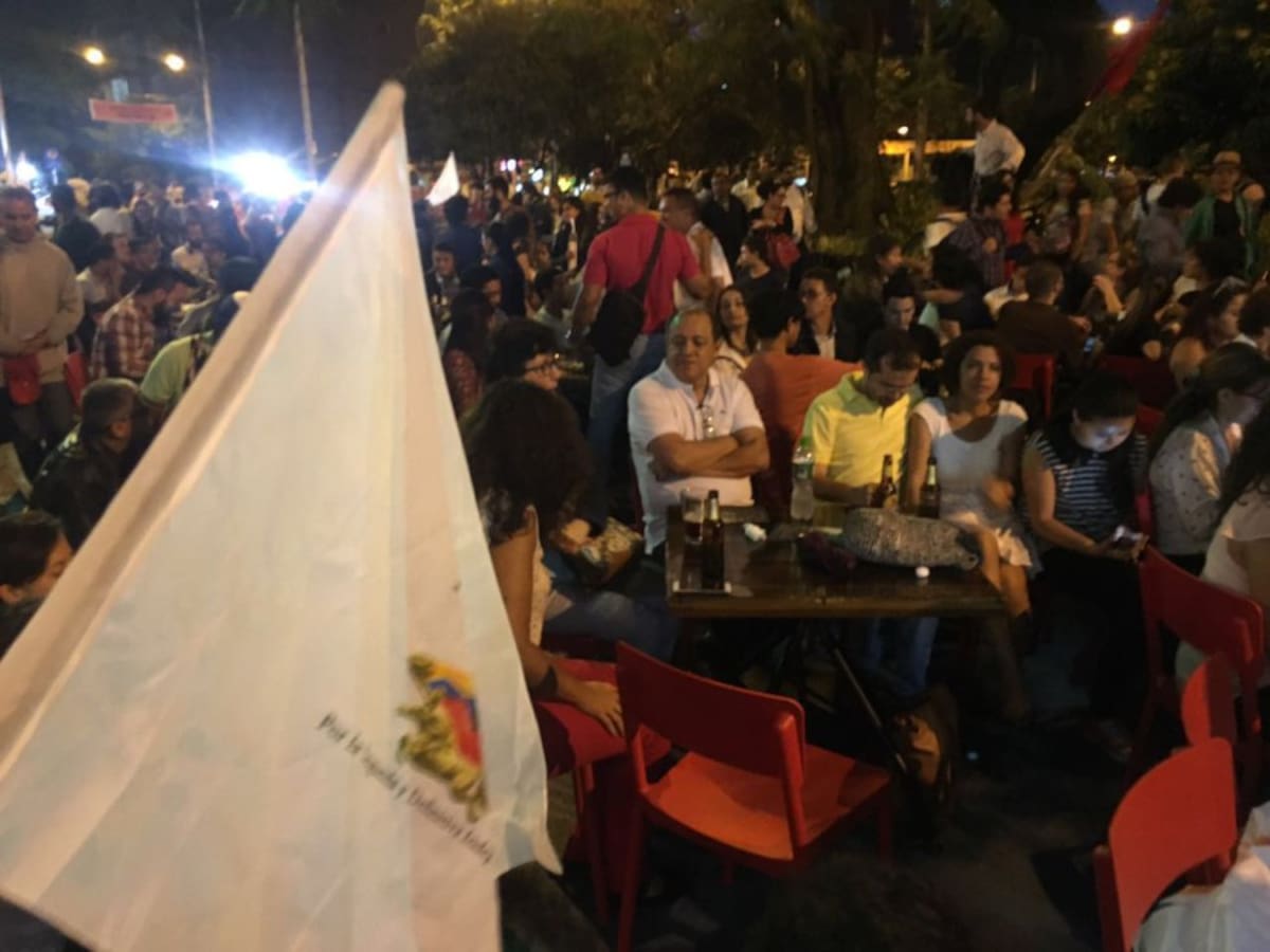 Banderas y fiesta en Medellín tras el anuncio desde La Habana
