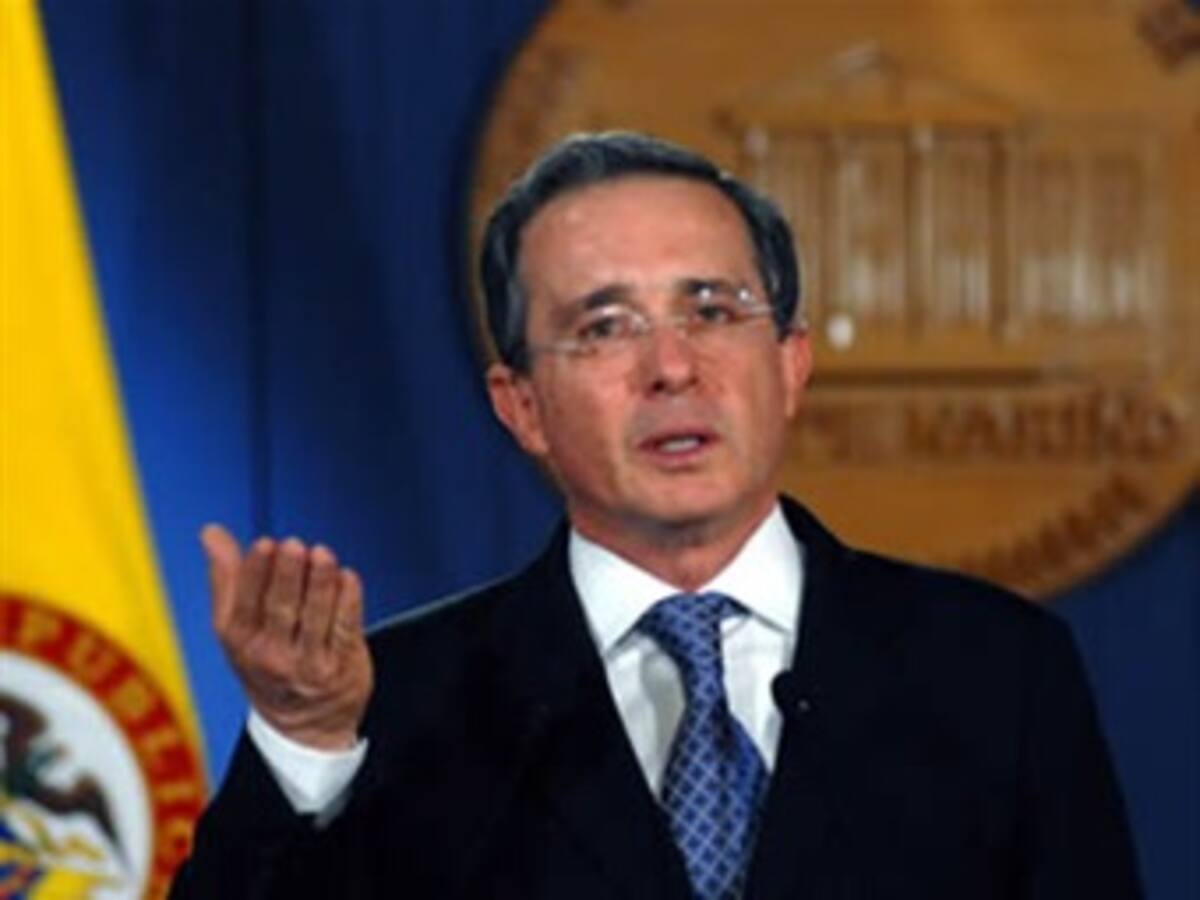 Uribe considera que el cambio de discurso de Chávez mejora el clima con Venezuela