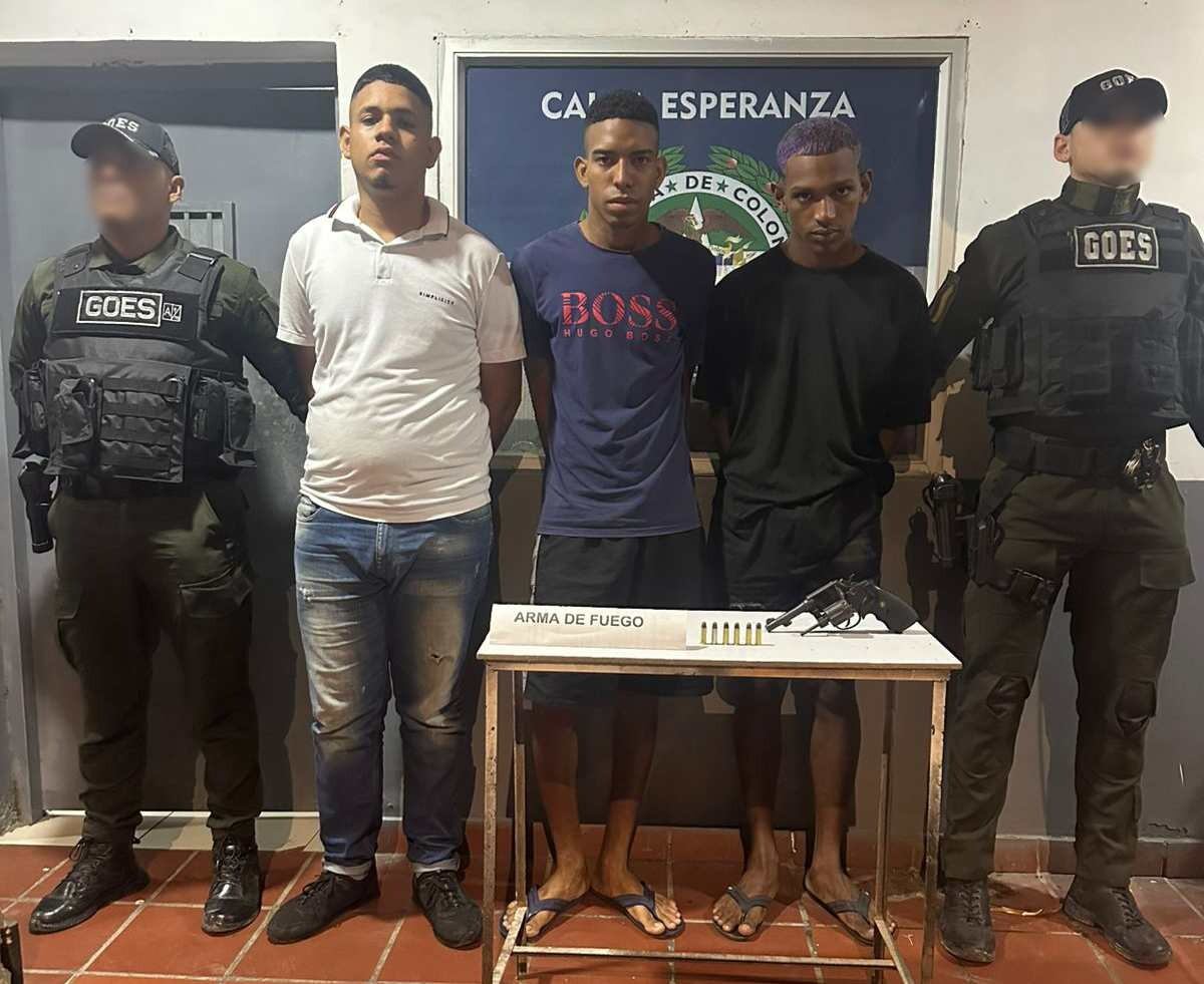 Capturados tres hombres que se transportaban en un vehículo con un arma de fuego y municiones