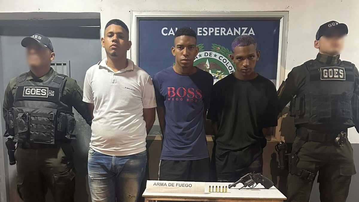 Capturados tres hombres que se transportaban en un vehículo con un arma de fuego y municiones