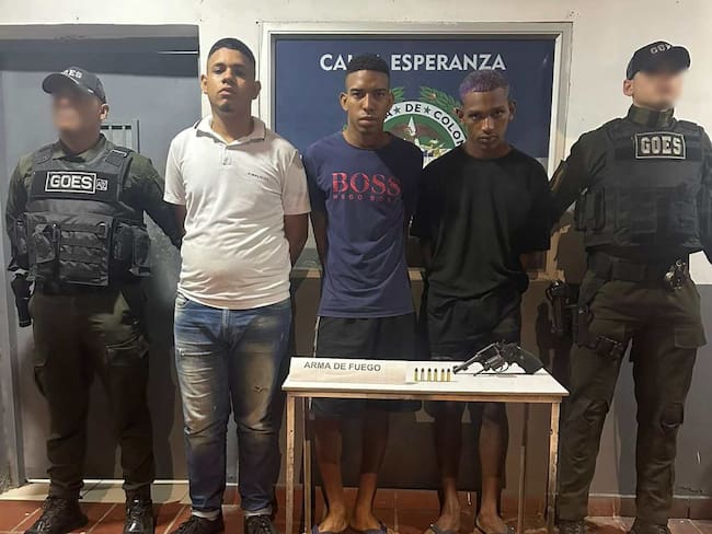 Capturados tres hombres que se transportaban en un vehículo con un arma de fuego y municiones