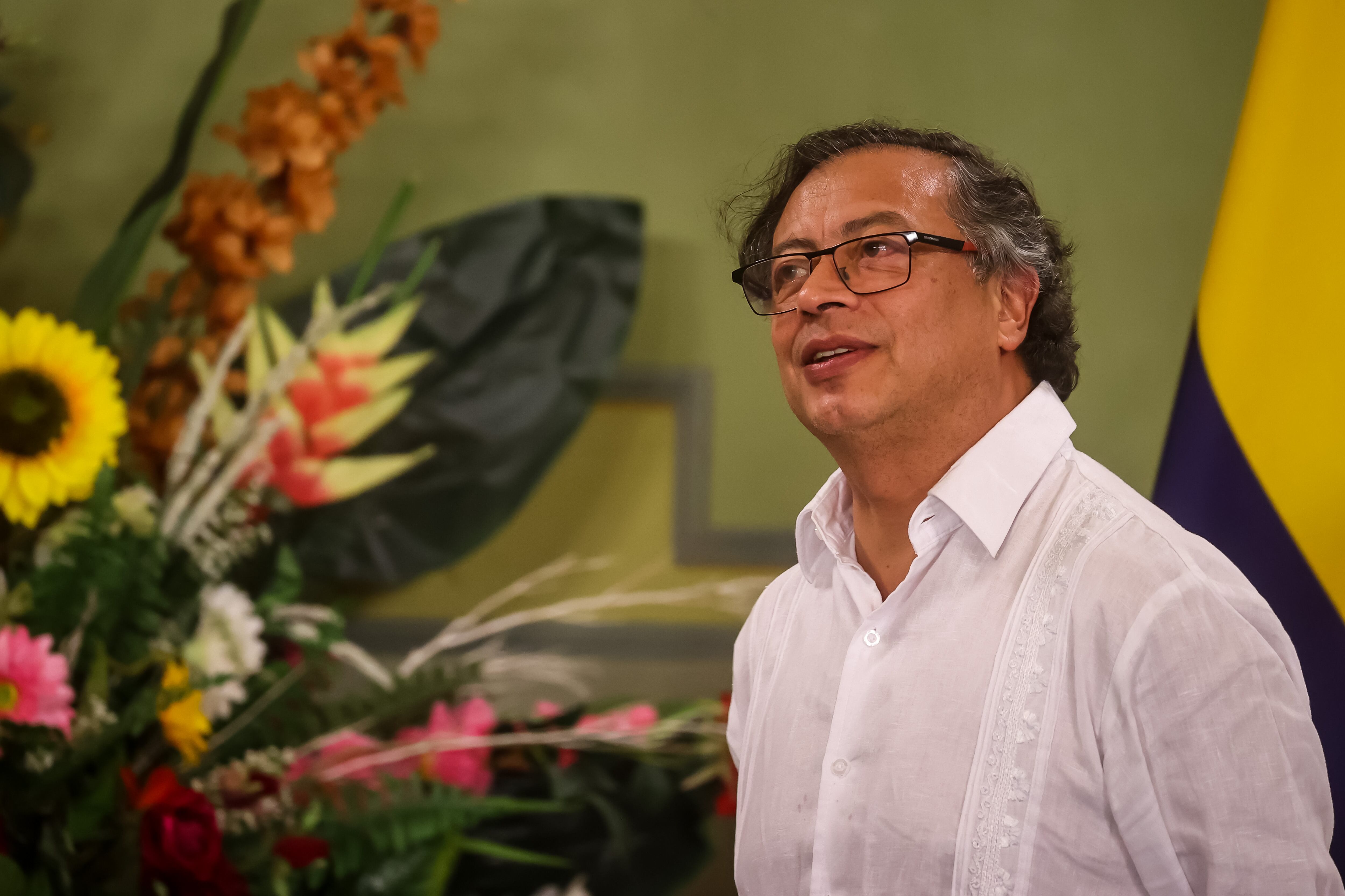 AME7808. CARACAS (VENEZUELA), 18/11/2023.- El presidente de Colombia, Gustavo Petro, participa durante una reunión con el presidente de Venezuela, Nicolás Maduro (fuera de cuadro) hoy, en Caracas (Venezuela). Los presidentes de Venezuela y Colombia, Nicolás Maduro y Gustavo Petro, respectivamente, se han reunido este sábado en Caracas, por cuarta vez en privado en los últimos 15 meses, para abordar temas que afectan a estas naciones vecinas, entre ellos la migración y los riesgos de una sequía. EFE/ Miguel Gutiérrez