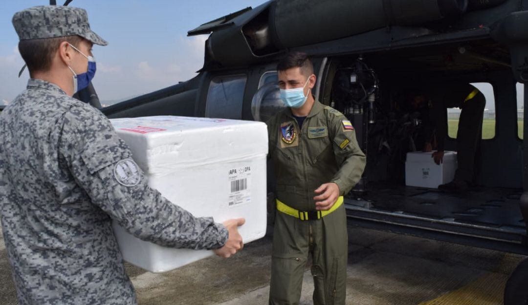 Los vuelos se realizan desde la Base Aérea Marco Fidel Suárez, debido a los bloqueos en diferentes vías del suroccidente del país.