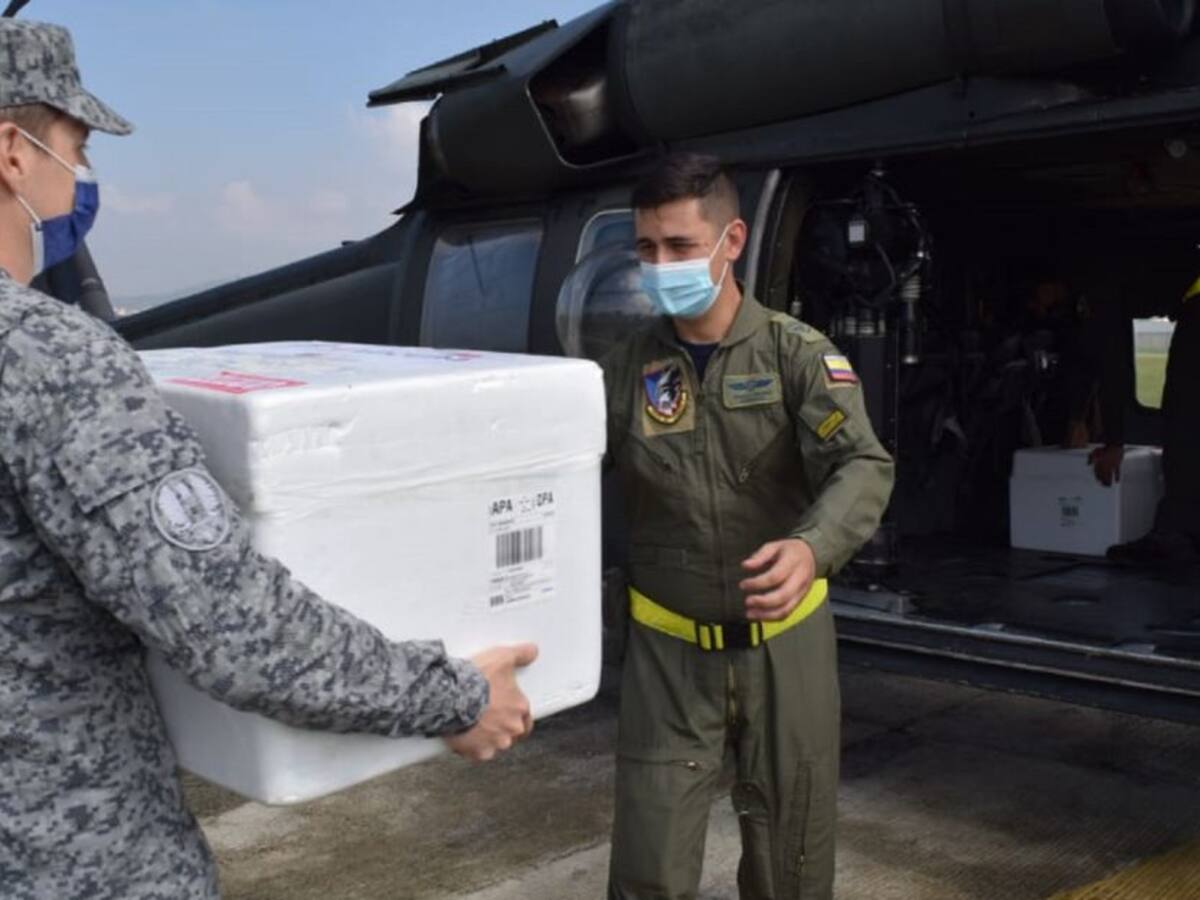 Por bloqueos, fuerza aérea traslada vacunas contra COVID al norte del Valle