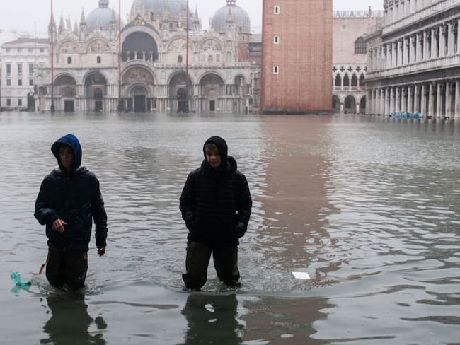 El &quot;agua alta&quot; no da tregua a Venecia y se espera subida de 160 centímetros