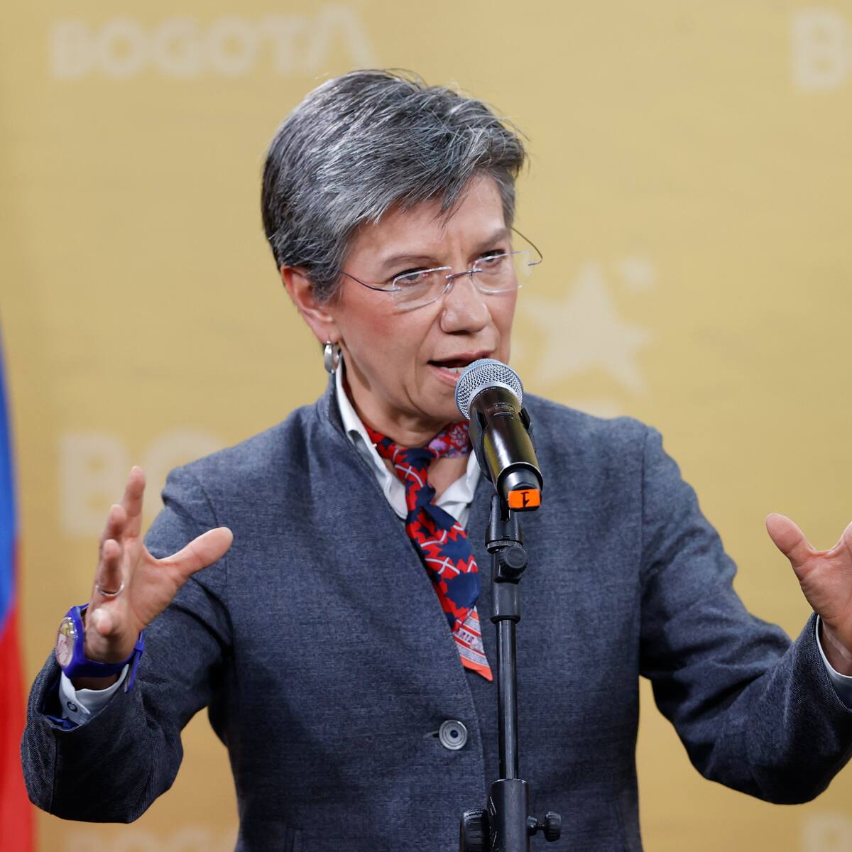 “Un exregistrador se hizo rico vendiéndoles firmas a todo el mundo”: Claudia López