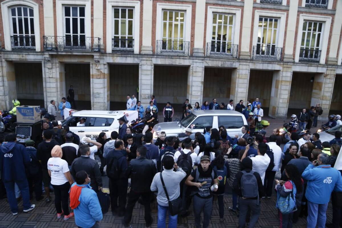Aunque la venta de la compañía beneficiaría ejecución del Plan de Desarrollo cientos de bogotanos no están de acuerdo con la medida.