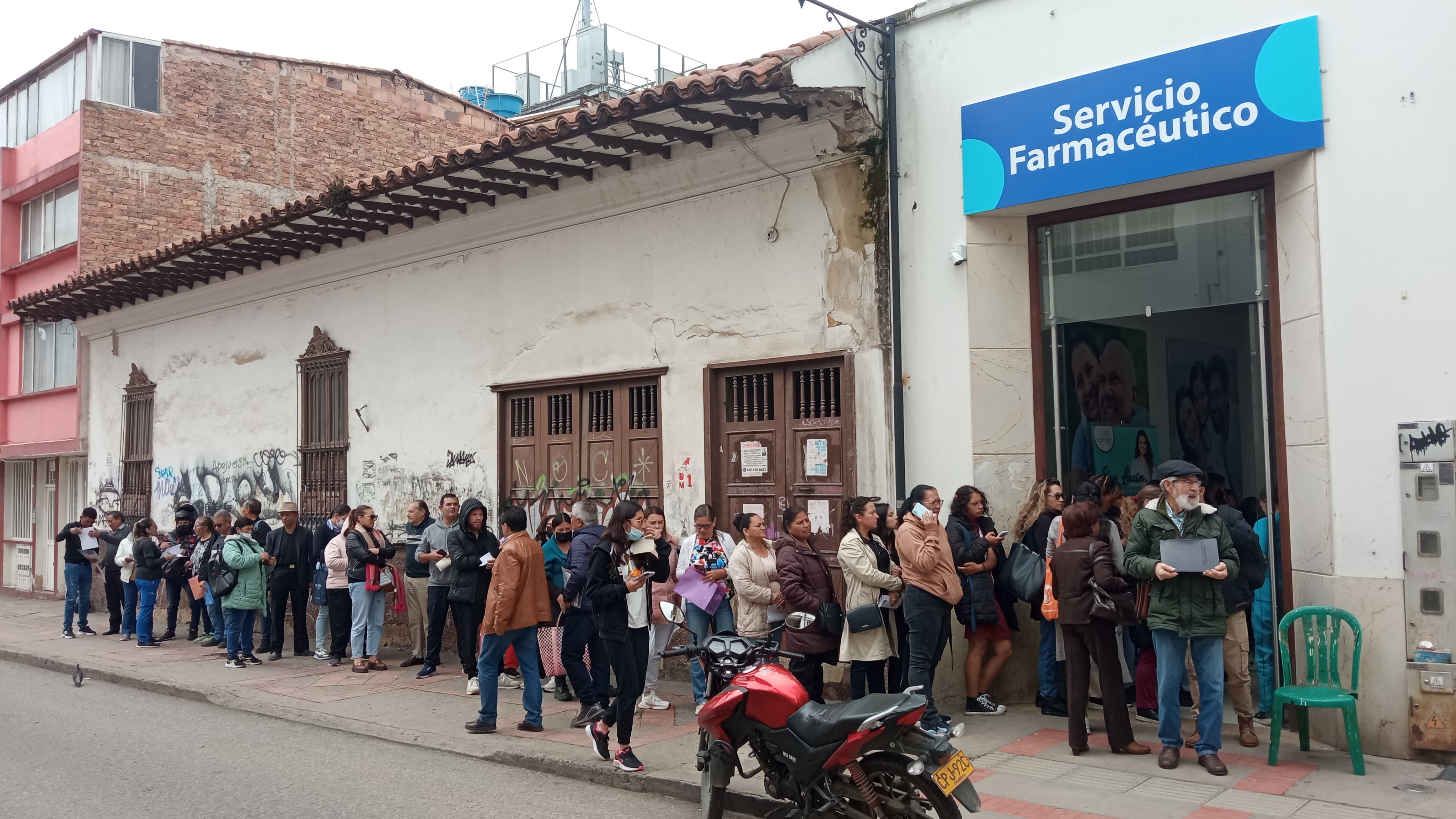 En Tunja, usuarios de la EPS Sanitas soportan largas filas y confusión en el nuevo punto de entrega de medicamentos a cargo de Cohan. Muchos, especialmente personas mayores, desconocen los requisitos y deben gestionar nuevas autorizaciones debido a incompatibilidades en los códigos de sus fórmulas. Foto: Felipe Carreño