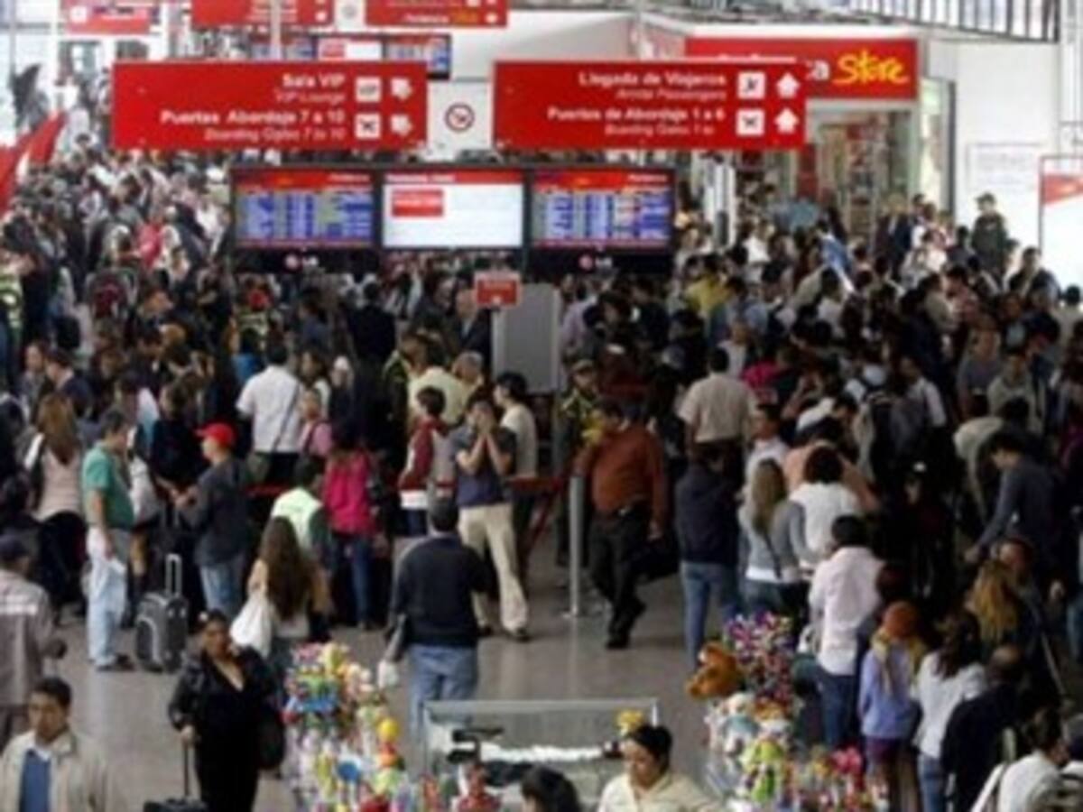 Cerca de 500 controladores militares ayudarían a superar la ‘operación reglamento’