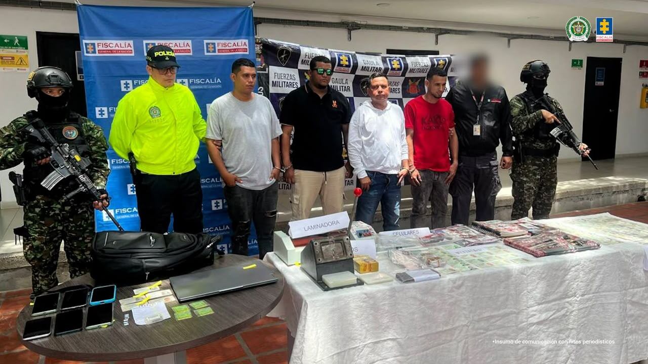 Foto: Los integrantes de la red que falsificaba documentos cumplirán medida de aseguramiento en su residencia. / Fiscalía