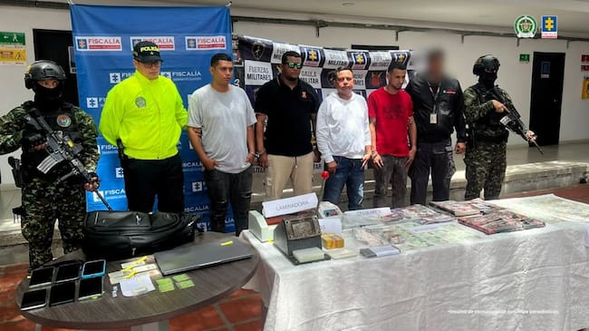 Foto: Los integrantes de la red que falsificaba documentos cumplirán medida de aseguramiento en su residencia. / Fiscalía