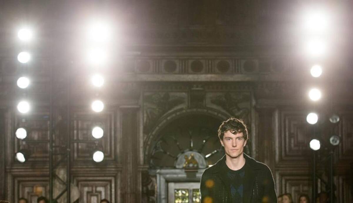 Una serie de modelos presentan la colección de otoño, invierno 2015 en la semana de la moda masculina en Londres, Inglaterra, que se realizará hasta el próximo 12 de enero.