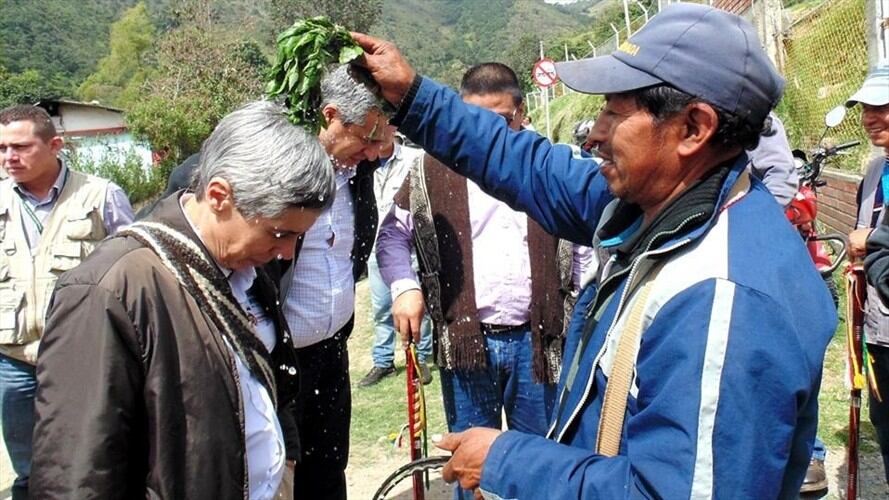 A la derecha, Alirio Sánchez, cuando las autoridades indígenas recibieron la visita del entonces director de la Unidad para las Víctimas, Alan Jara. Foto: Cortesía: Richard Calpa