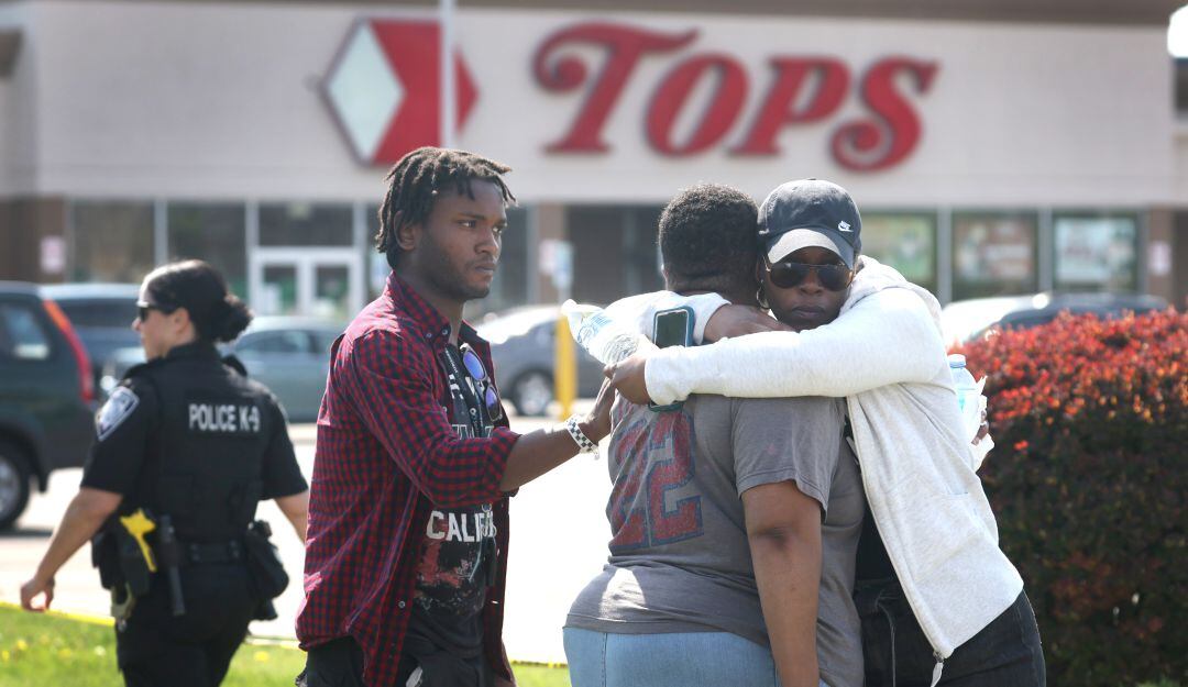 "El Gran Reemplazo" la teoría de conspiración detrás del tiroteo de NY