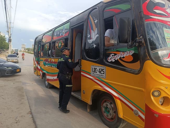 Acompañamiento de la Policía a la empresa de transporte. Foto: Alcaldía de Puerto Colombia.