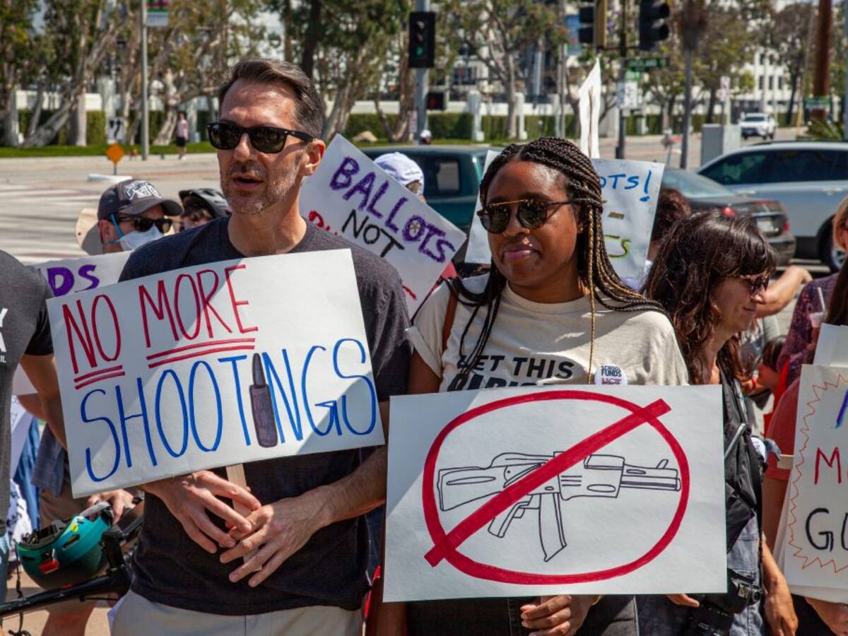 Trump busca flexibilizar condiciones para compra de un arma de fuego