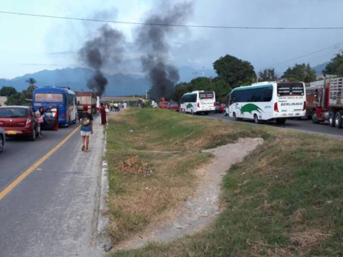 Bloqueada la vía Santa Marta - Ciénaga por protesta ciudadana