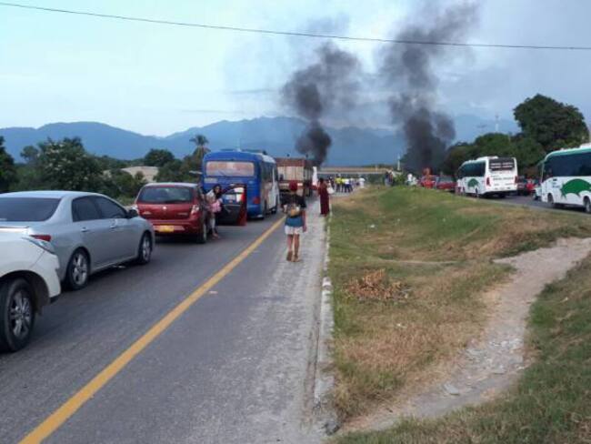 Bloqueada la vía Santa Marta - Ciénaga por protesta ciudadana