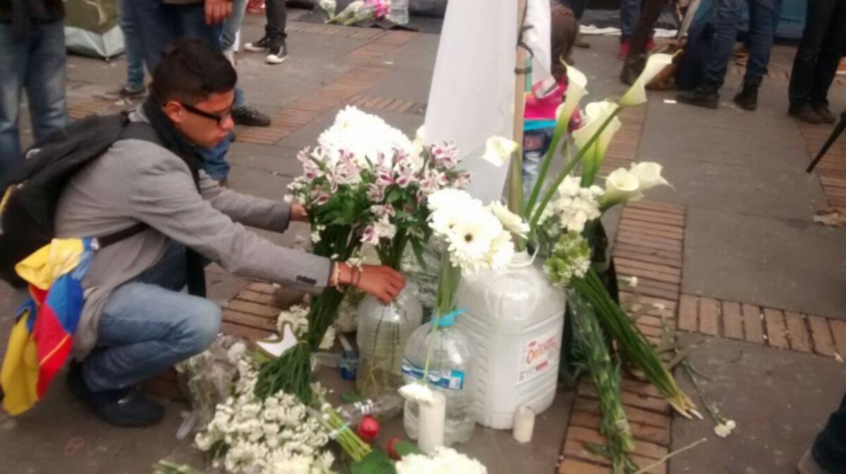 Flores blancas otro de los símbolos de paz presentes en la protesta 