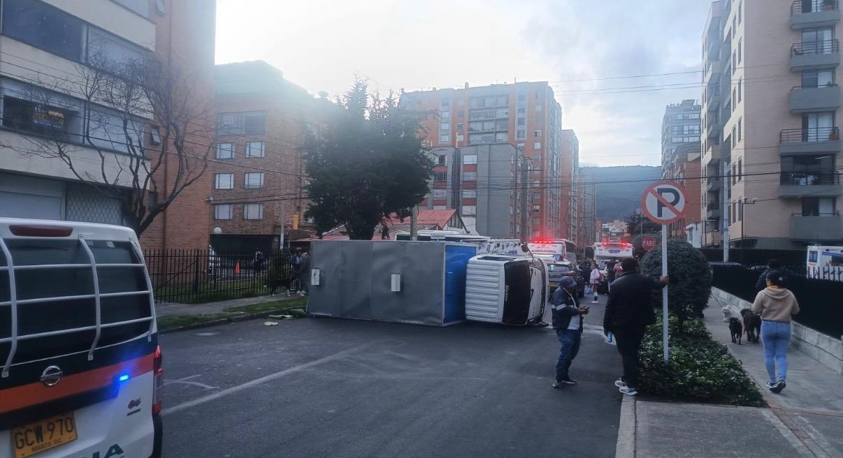 Grave accidente de tránsito en el norte de Bogotá: involucró un bus escolar y un camión con mascotas. Foto: Secretaría de Movilidad de Bogotá.