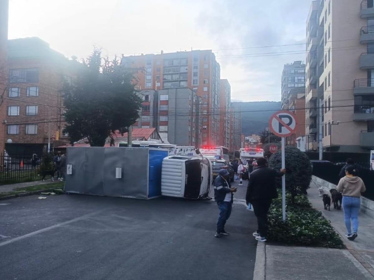 Grave accidente de tránsito en el norte de Bogotá: involucró un bus escolar y un camión con mascotas