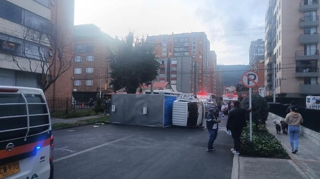 Grave accidente de tránsito en el norte de Bogotá: involucró un bus escolar y un camión con mascotas. Foto: Secretaría de Movilidad de Bogotá.