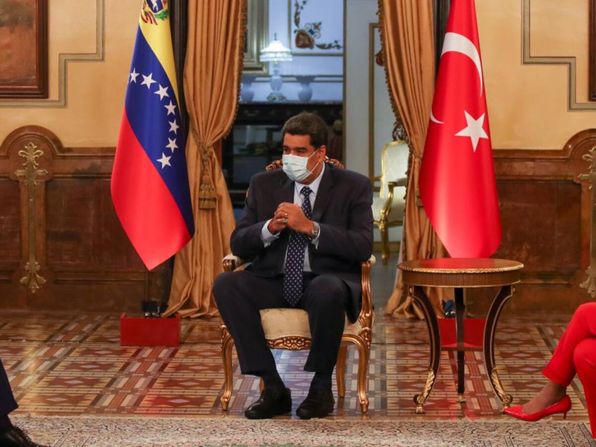 Líderes opositores estarían en diálogos con Maduro para elecciones