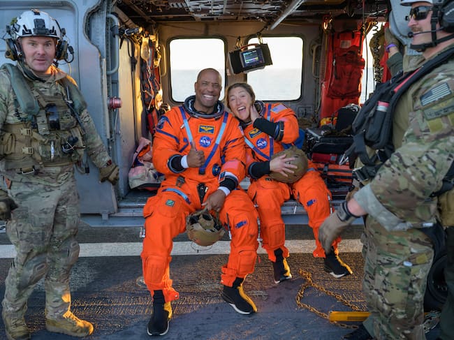 Dos de los cuatro astronautas de Artemis II en su regreso a la Tierra. Foto: Getty Images.