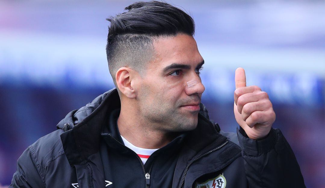 Falcao saluda a los aficionados en su reaparición desde el banco de suplentes.