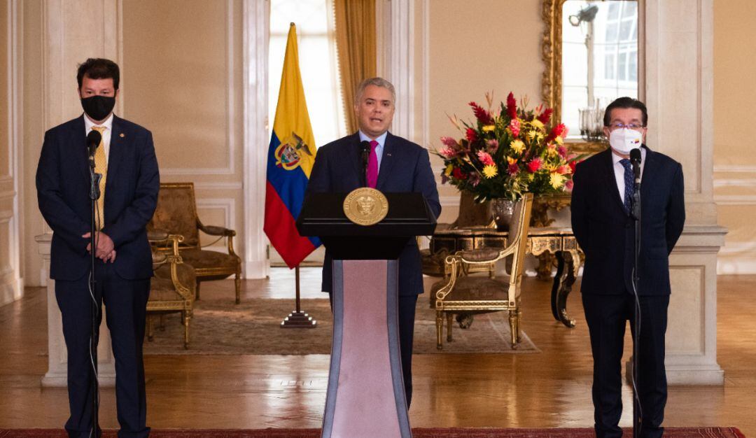 Presidente Iván Duque acompañado de el ministro de Salud, Fernando Ruiz, y el director del DAPRE, Victor Muñoz.