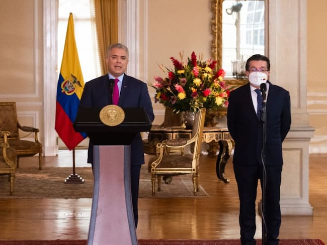 Presidente Iván Duque acompañado de el ministro de Salud, Fernando Ruiz, y el director del DAPRE, Victor Muñoz.