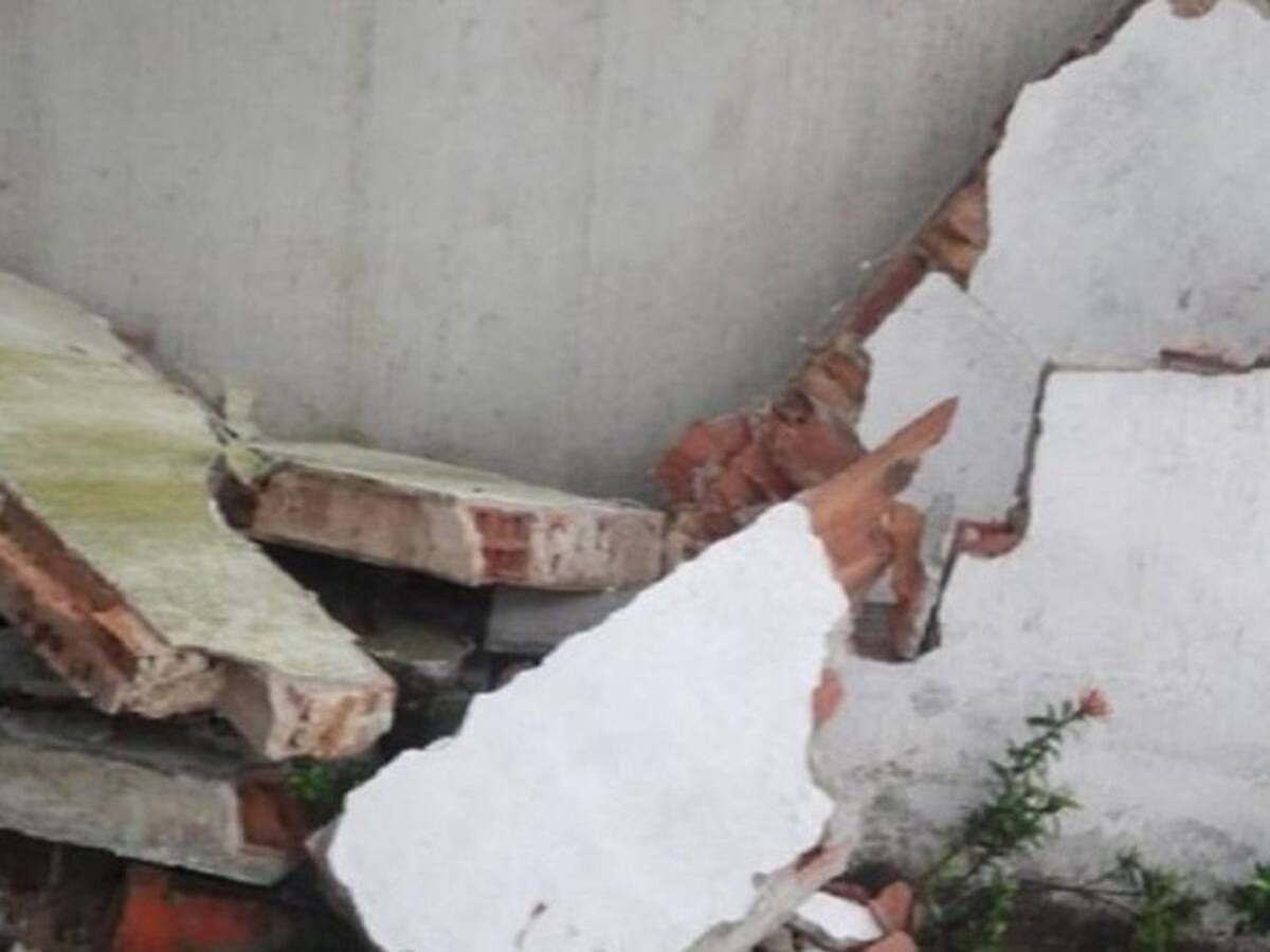 Fuertes vientos y las lluvias tumban una casa en Santo Domingo