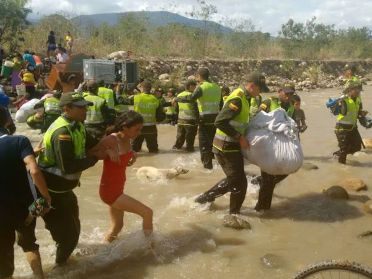 Uribe pide medidas cautelares para colombianos deportados desde Venezuela