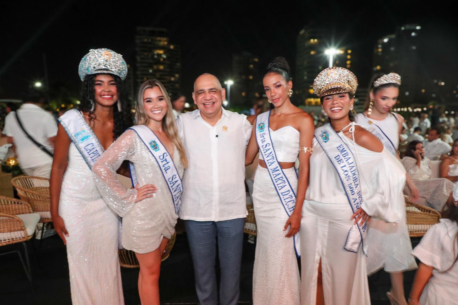 Alcalde de Santa Marta Carlos Pinedo y las representantes de la ciudad