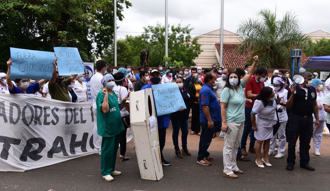 Los trabajadores sanitarios se sumaron a las manifestaciones por la falta de respuesta del gobierno a la pandemia.