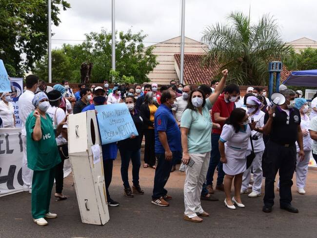 Los trabajadores sanitarios se sumaron a las manifestaciones por la falta de respuesta del gobierno a la pandemia. 