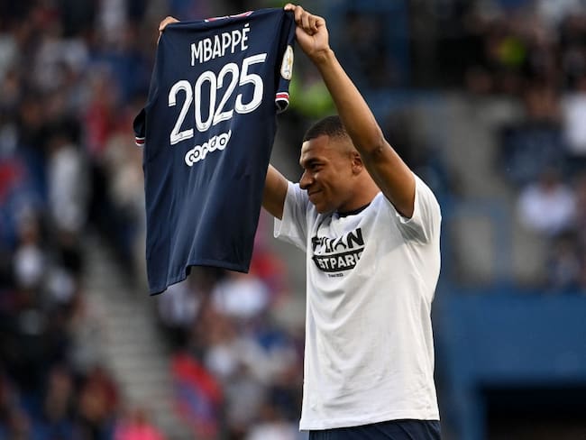 Mbappé anunció su renovación con el PSG en la previa del juego ante el Metz.