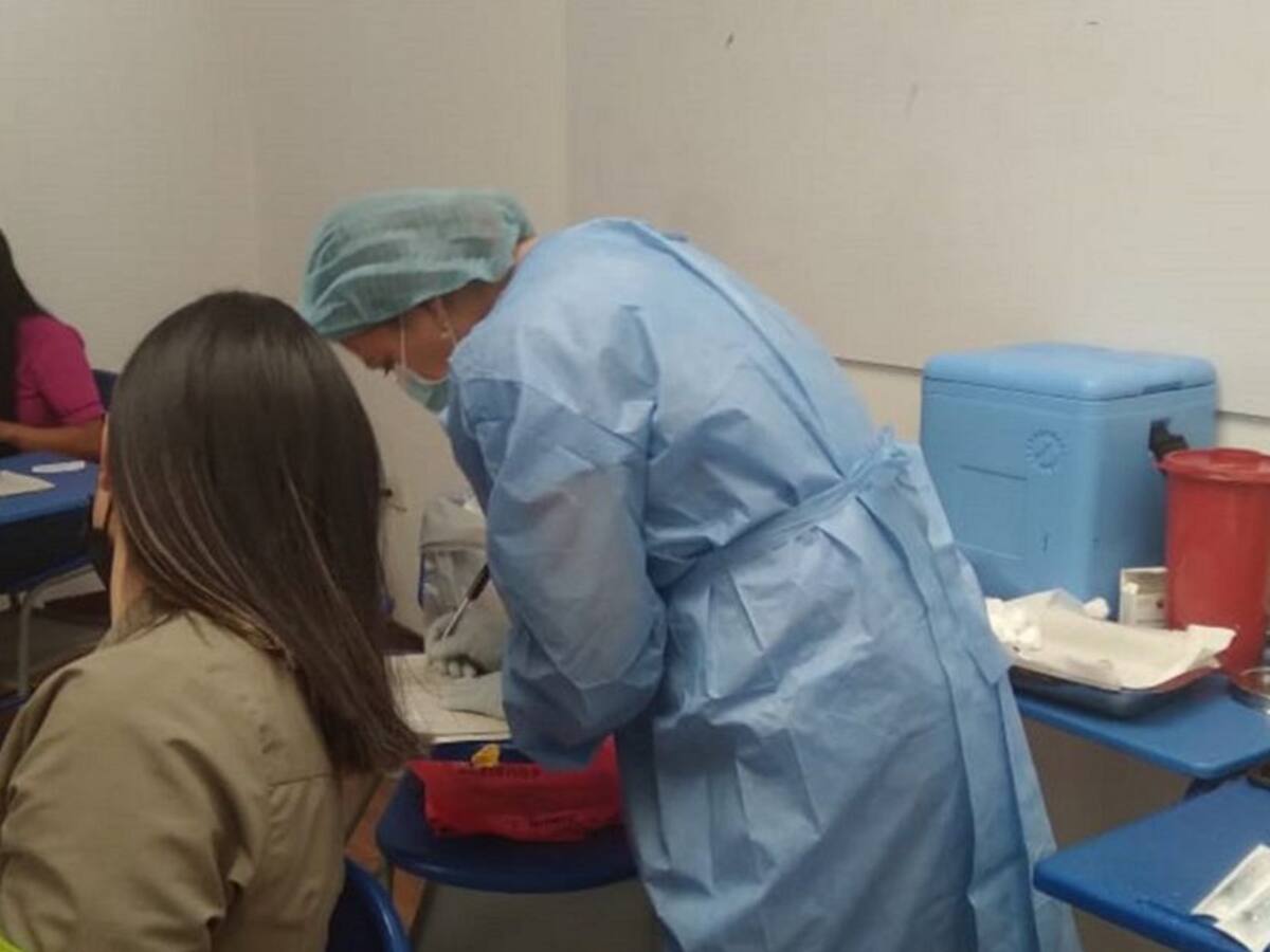 Opiniones divididas de ciudadanos frente a vacunación COVID en Armenia