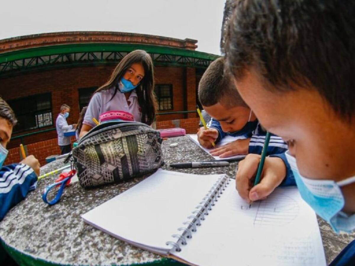 Colecta de kits escolares para los estudiantes de Manizales