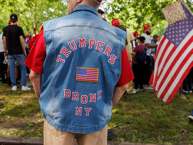 New York (United States), 23/05/2024.- A person with a &#039;Trumpers&#039; vest waits outside a rally for former US President Donald Trump at Crotona Park in the Bronx borough of New York, New York, USA, 23 May 2024. (Nueva York) EFE/EPA/SARAH YENESEL
