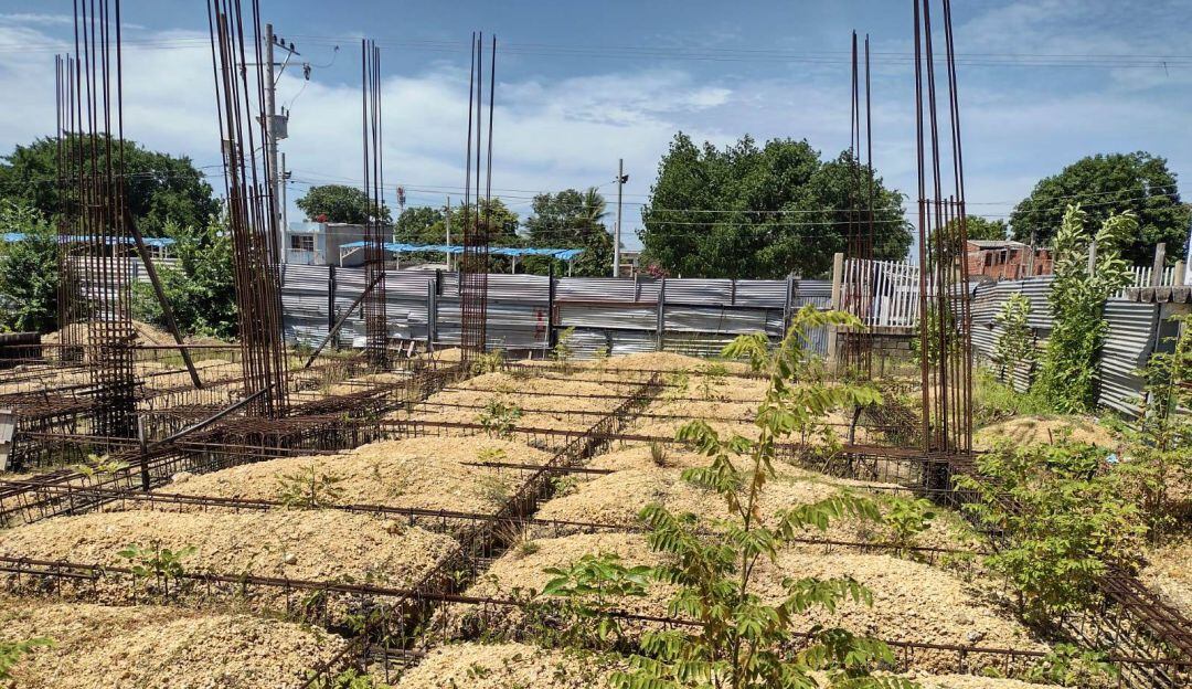 Más de 1.700 estudiantes miran cómo pasa el tiempo, y las obras del colegio siguen paralizadas