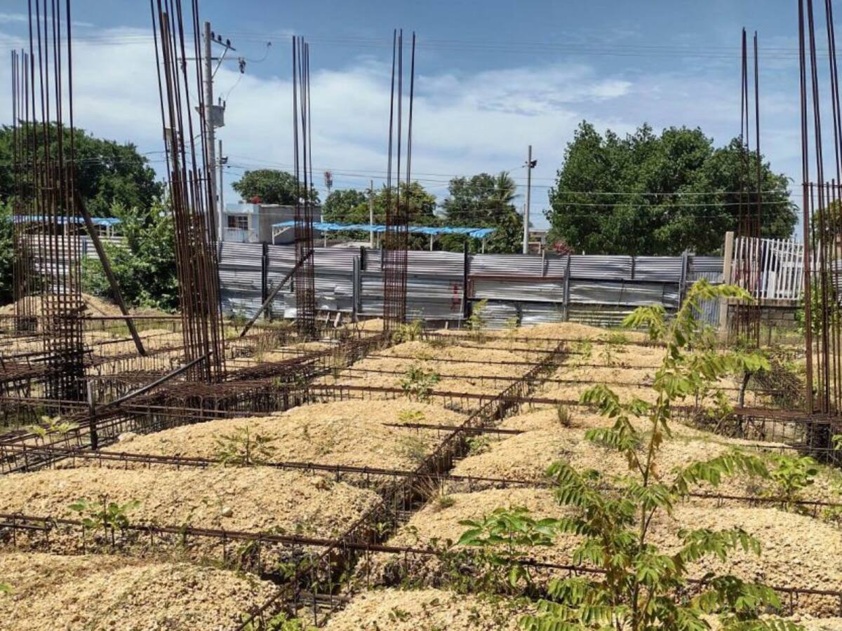 I.E. San Felipe Neri: un sueño hecho maleza y varillas oxidadas