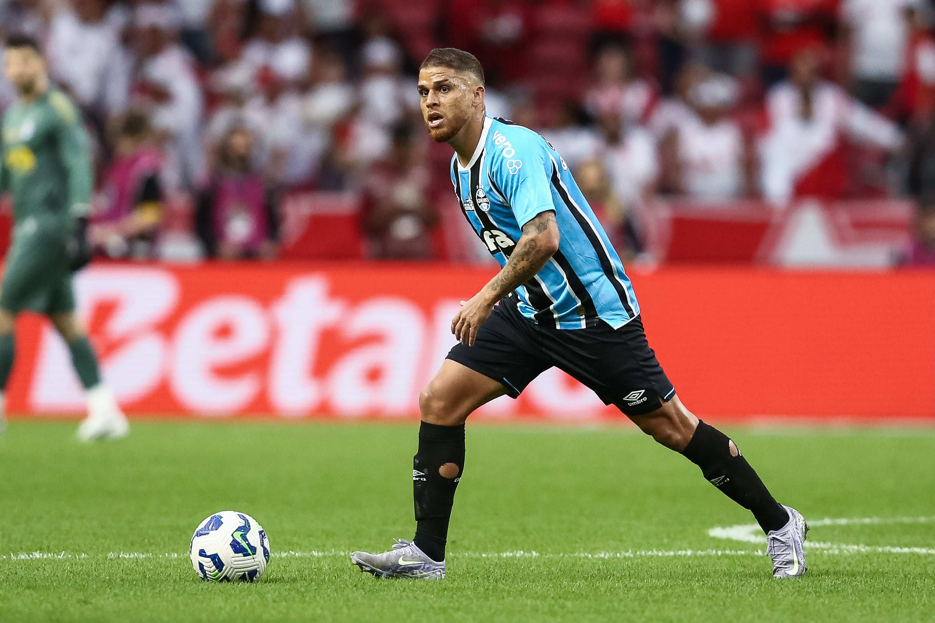 PORTO ALEGRE, BRAZIL - SEPTEMBER 21: Gustavo Cuellar of Gremio controls the ball during the match between Internacional and Gremio as part of Brasileirao 2025 at Beira-Rio Stadium on September 21, 2025 in Porto Alegre, Brazil. (Photo by Pedro H. Tesch/Getty Images)