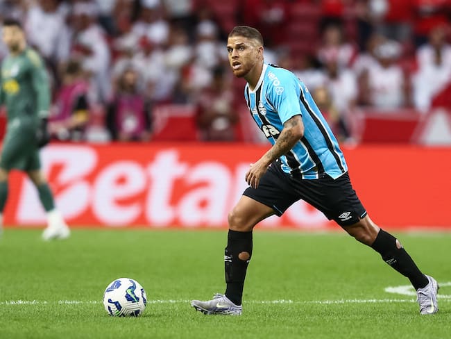 PORTO ALEGRE, BRAZIL - SEPTEMBER 21: Gustavo Cuellar of Gremio controls the ball during the match between Internacional and Gremio as part of Brasileirao 2025 at Beira-Rio Stadium on September 21, 2025 in Porto Alegre, Brazil. (Photo by Pedro H. Tesch/Getty Images)
