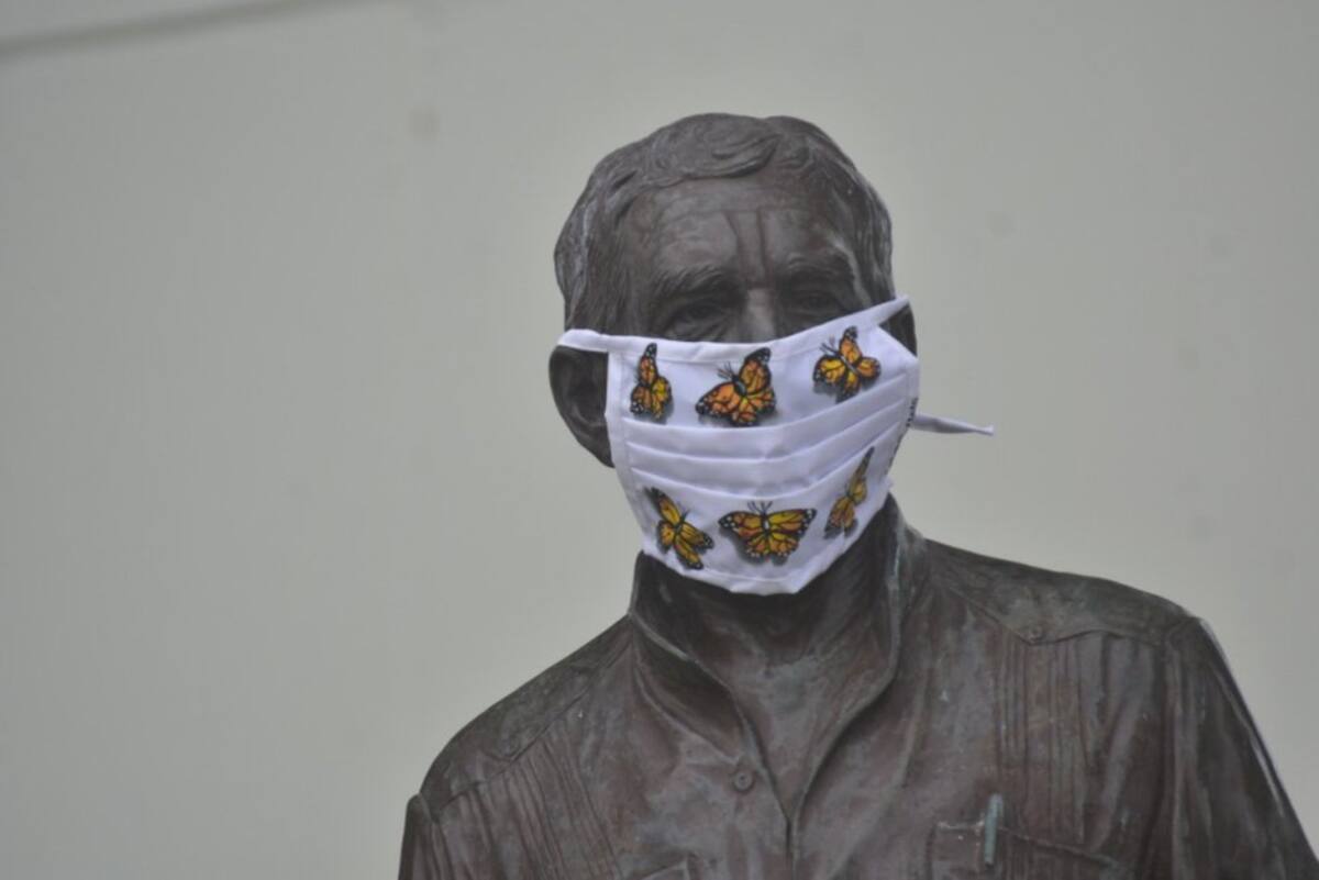Cada tapabocas fue elaborado por un grupo de estudiantes y tutores del programa de Vestuarios y Tocados para el Carnaval de la Escuela Distrital de Arte -EDA-