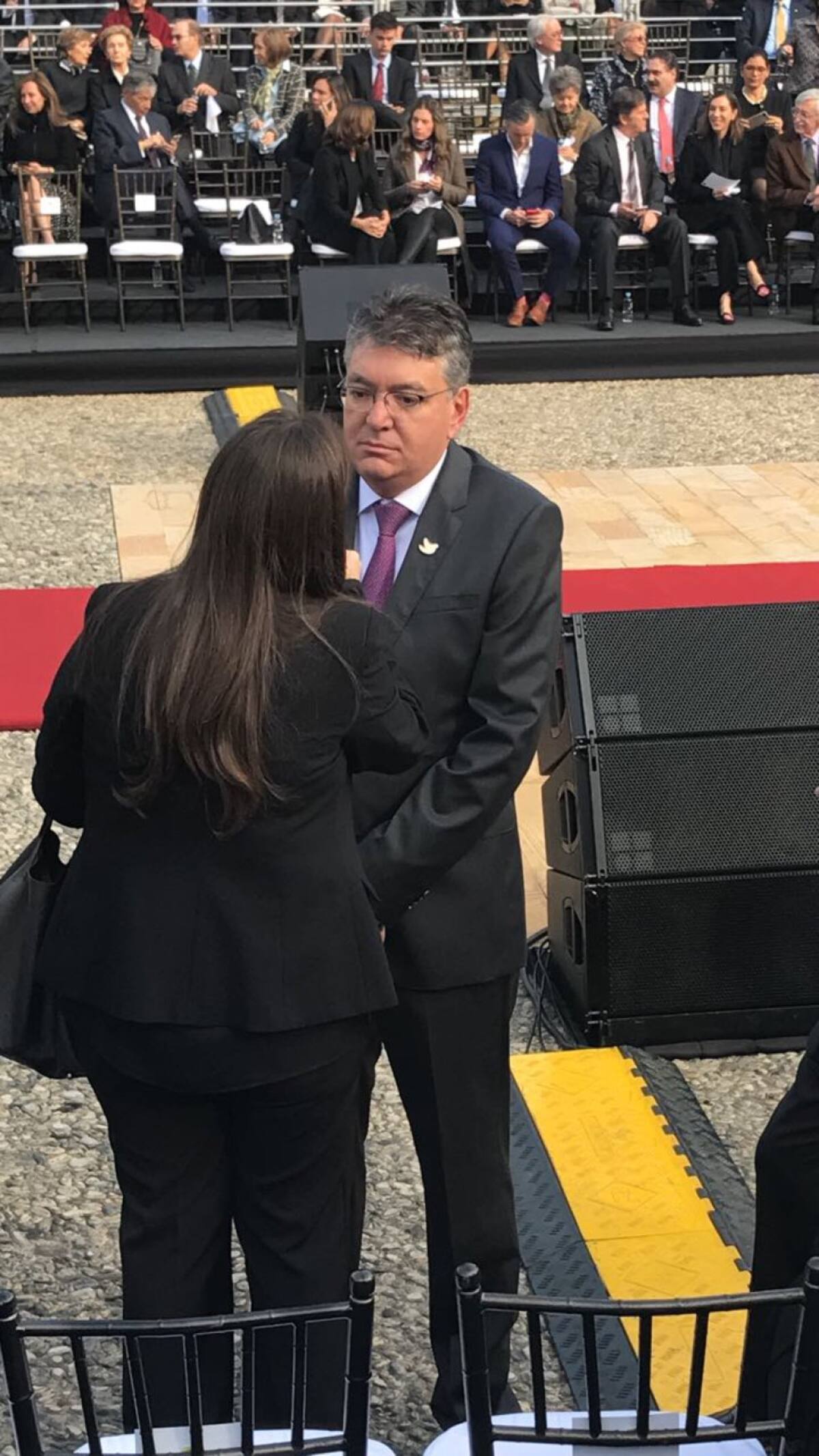 Ministro Mauricio Cárdenas a la espera del sumo pontífice.