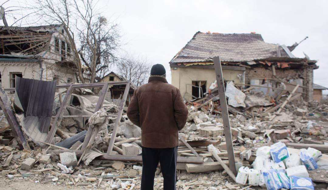 Un hombre contempla la destrucción en Ucrania. Foto: Getty