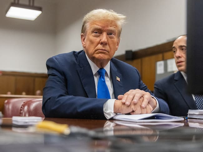 New York (United States), 18/04/2024.- US former president Donald Trump sits in the courtroom as jury selection continues at Manhattan Criminal Court in New York, New York, USA, 18 April 2024. Trump&#039;s criminal trial resumes with Judge Juan Merchan seeking to complete jury selection. Trump is facing 34 felony counts of falsifying business records related to payments made to adult film star Stormy Daniels during his 2016 presidential campaign. (tormenta, Nueva York) EFE/EPA/JEENAH MOON / POOL
