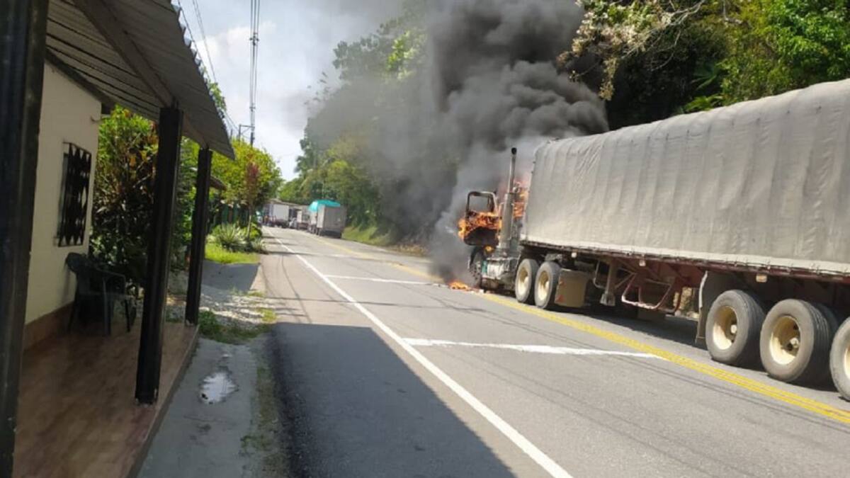 Incineran otra tractomula en Puerto Valdivia, Antioquia